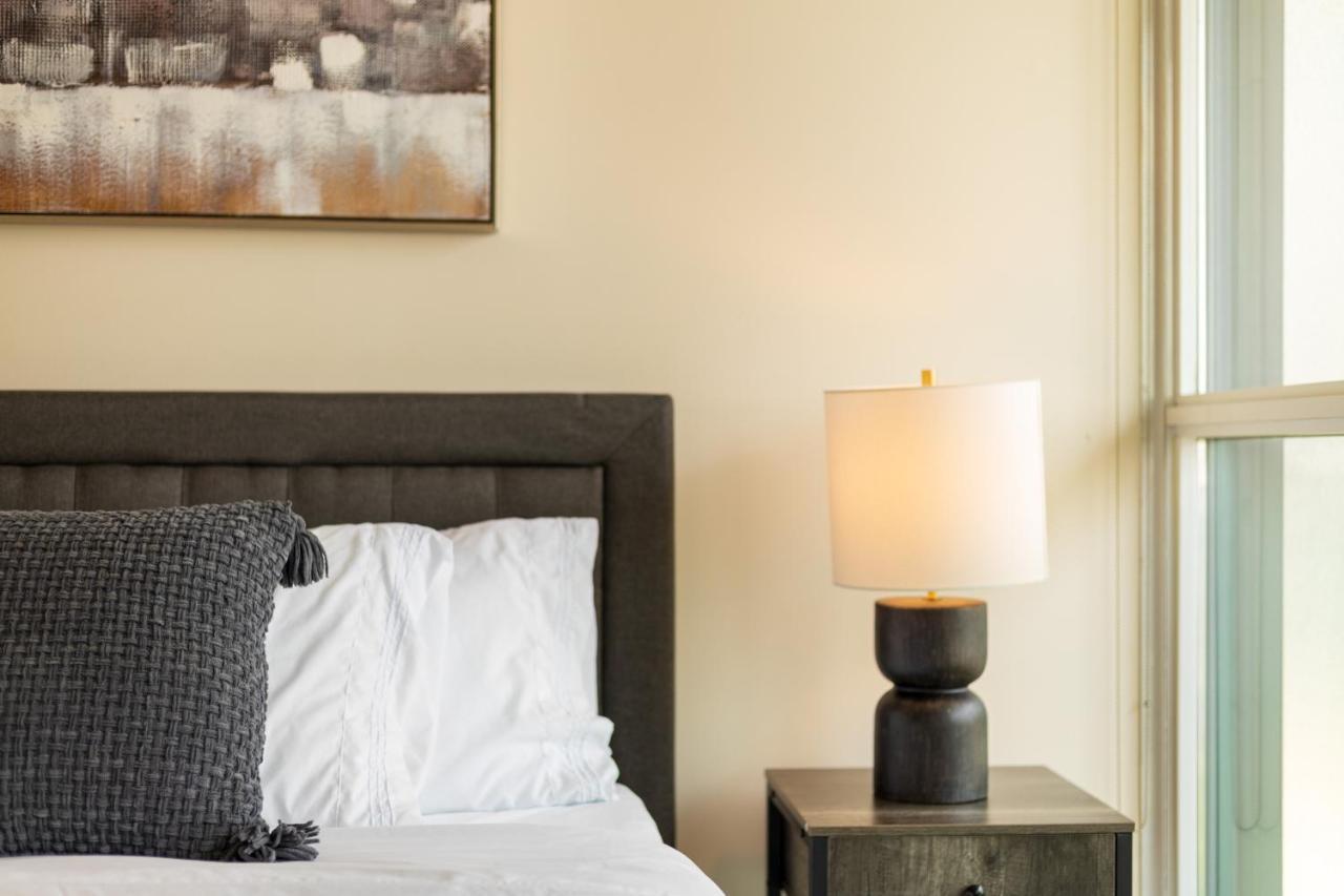 Ultra Luxurious 2.5 Bedroom 2 Full Bathroom 1 Parking Condo Near Sq1 Striking Views Mississauga Exteriér fotografie